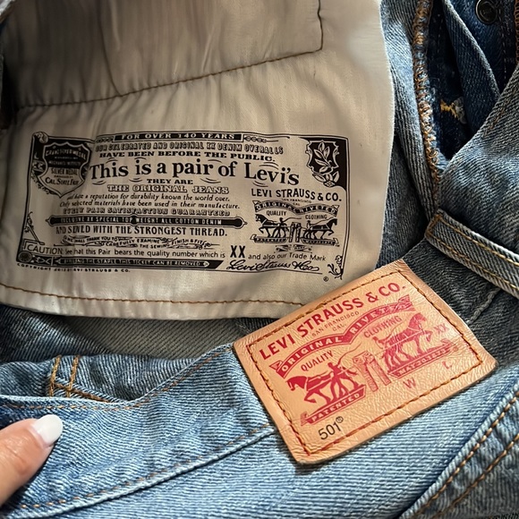 Levi’s 501 Jean Shorts - Picture 6 of 6